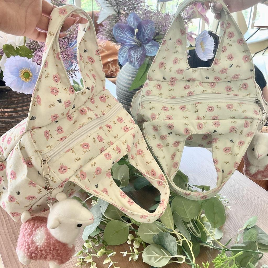 Schicke Tragetasche aus floralem Canvas - Stilvoll & Süß für den Arbeitsweg