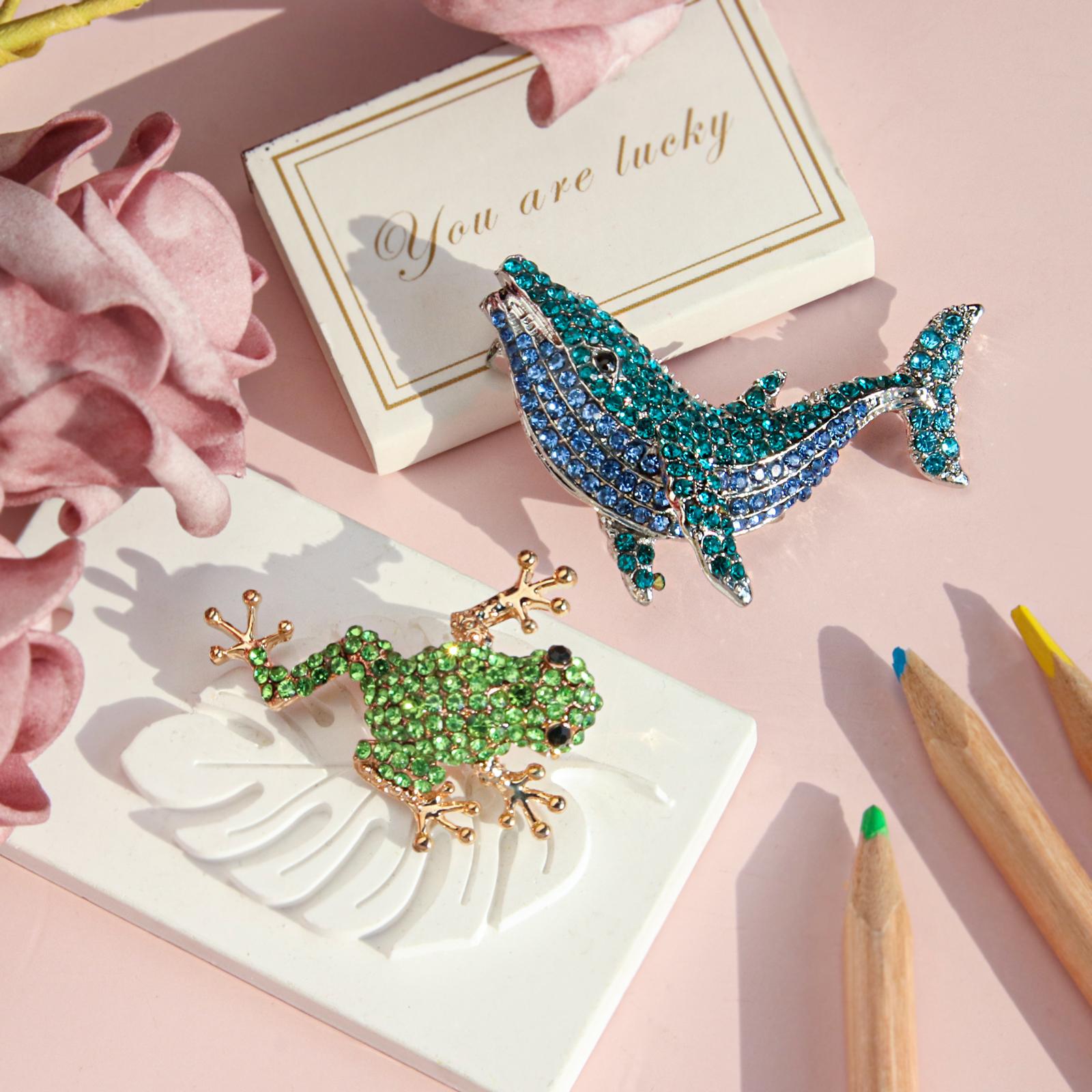 

Ее лаборатория | Брошь в форме кита, инкрустированная синими и черными бриллиантами, брошь в форме лягушки Моне, брошь в виде лягушки, брошь в стиле ретро, ​​брошь в виде лягушки, выпускная брошь в виде лягушки с зелеными стразами