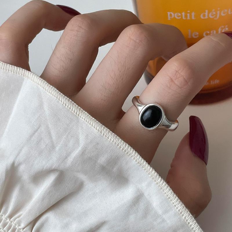 Onyx Black Elegant Ring For Women With Unique Geometric Design And Size Adjustable