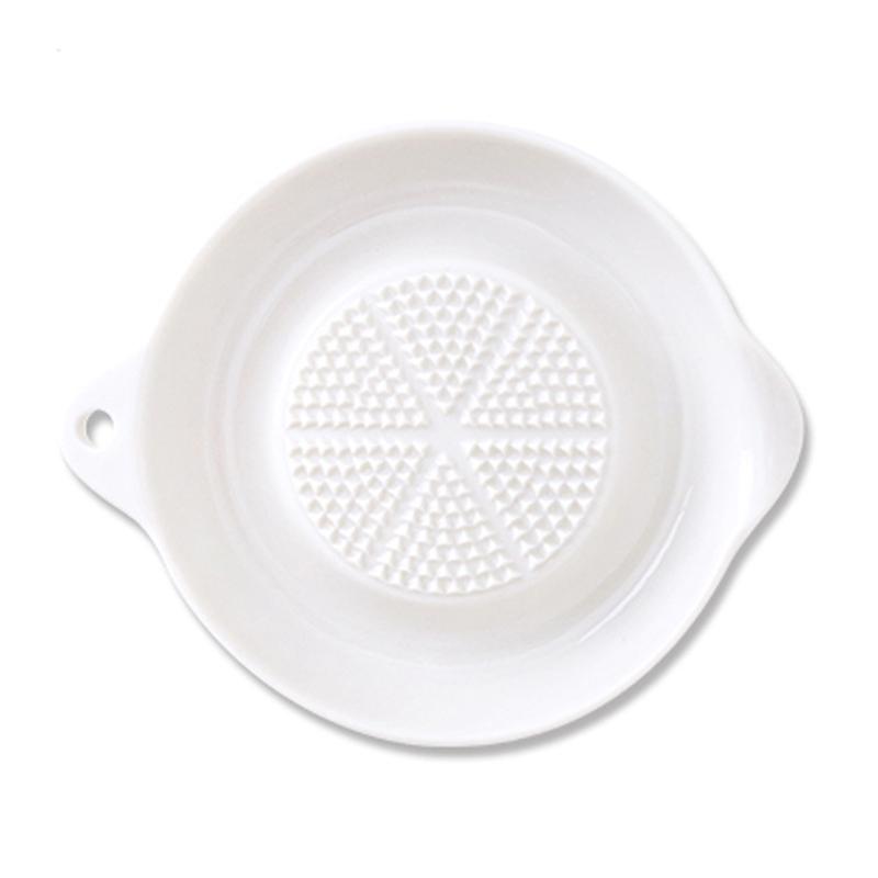 Fehér egyszerű stílusú kerámia gyömbér reszelő szerszám kézi daráló fokhagymanyomó hordozható porcelán sárgarépa gyömbér daráló konyhai eszköz