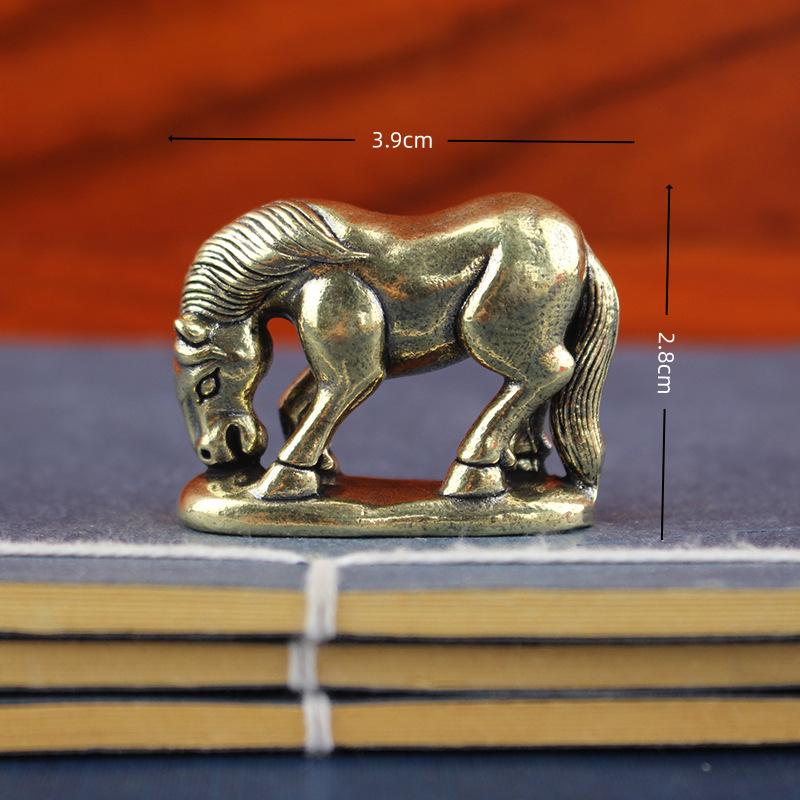 Figurka koně v roce koně, Pasoucí se kůň, Soška koně, Stolní ozdoba koně, Socha na stole v obývacím pokoji