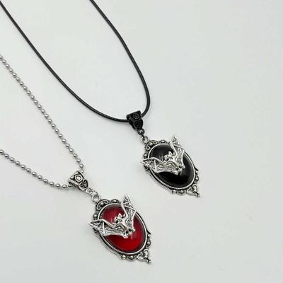 Dunkles Gothic Zeit-Edelstein Fledermaus Anhänger Halskette - Unisex Halloween Schmuck