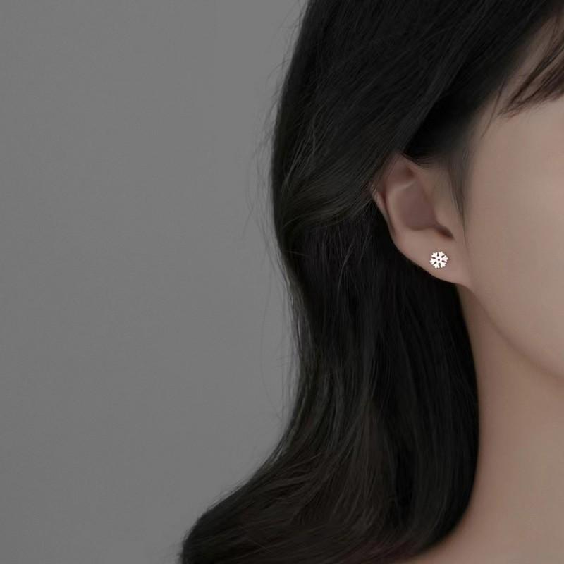 Korean Simple Snowflake Reindeer Stud Earrings - Cute Animal Christmas Gift