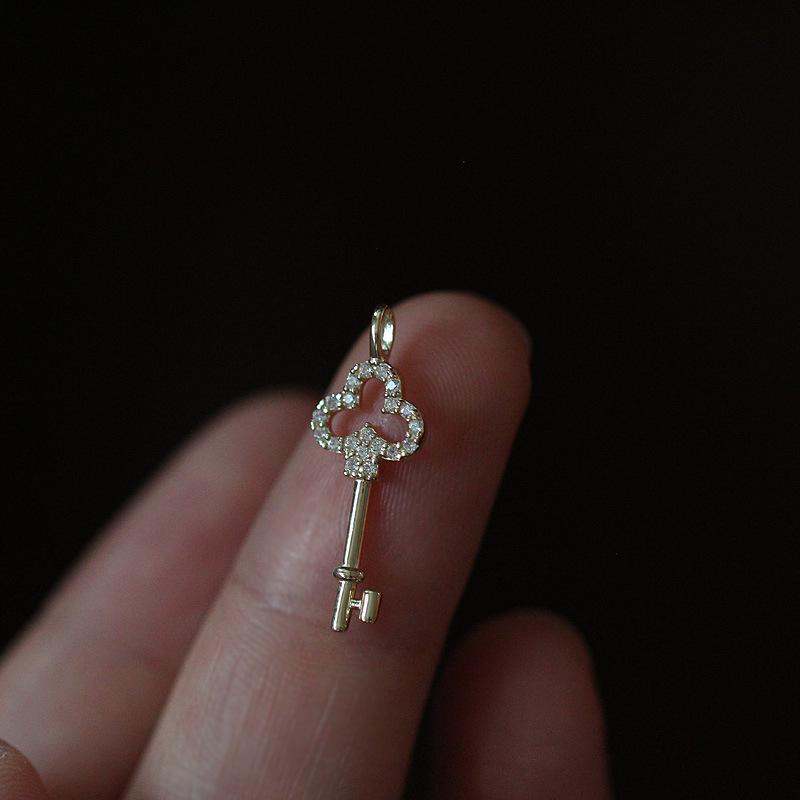 Elegant Clover Key Zircon Pendant Necklace - Trendy Stainless Steel Clavicle Chain for Women