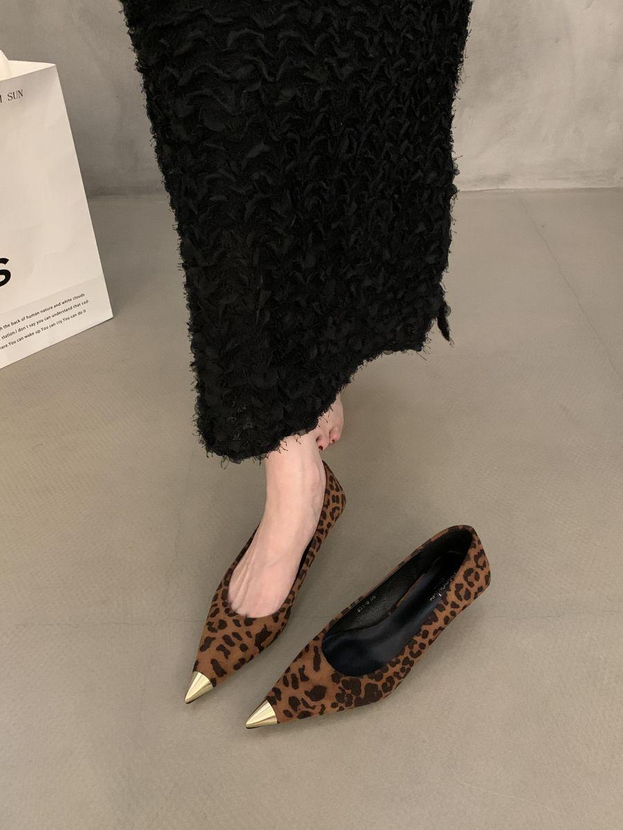 

Spring 2025 new retro leopard print metal shallow mouth single shoes French temperament suede pointed stiletto high heels 40