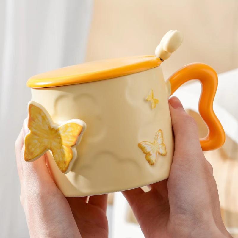 

Креативная рельефная кружка из керамики с бабочкой, сувенир с крышкой и ложкой, кофейная чашка, высококачественная, маленькая свежая чашка для воды 350m l