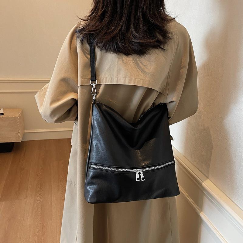 2025 autumn and winter new niche design shoulder messenger bag retro high-end soft leather versatile bucket bag tote bag