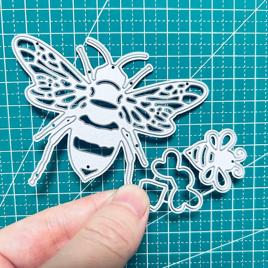 2pcs Bees Metal Cutting Dies Stencil for DIY Scrapbooking Photo Album Embossing Paper Cards Crafts Diecuts