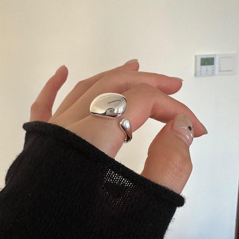 Europäischer und Amerikanischer Unregelmäßiger Eieroberflächen-Heller Ring - Damen Kaltstil Offener Ring, Einfache Persönlichkeit, Internet-Berühmtheit Zeigefinger Mode.