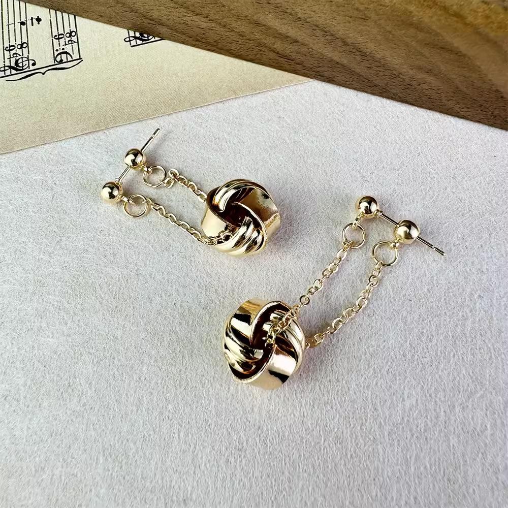 Temperament Small Swing Earrings Women'S Premium Versatile Light Luxury Niche Design Pendant Metal Commuter Earrings