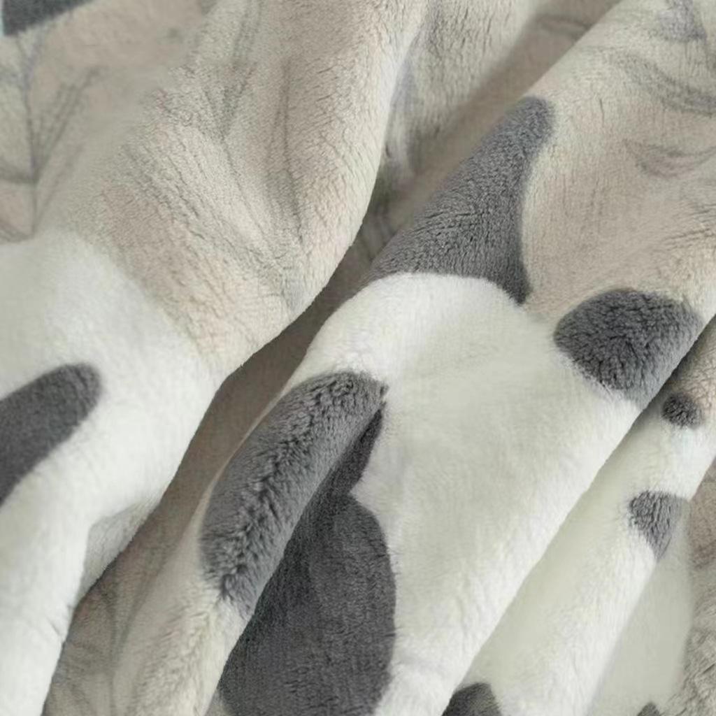 Giant Panda Milk Fluffy Blanket Napping Bed with Student Napping Blanket Coral Flannel Office Blanket Small Blanket