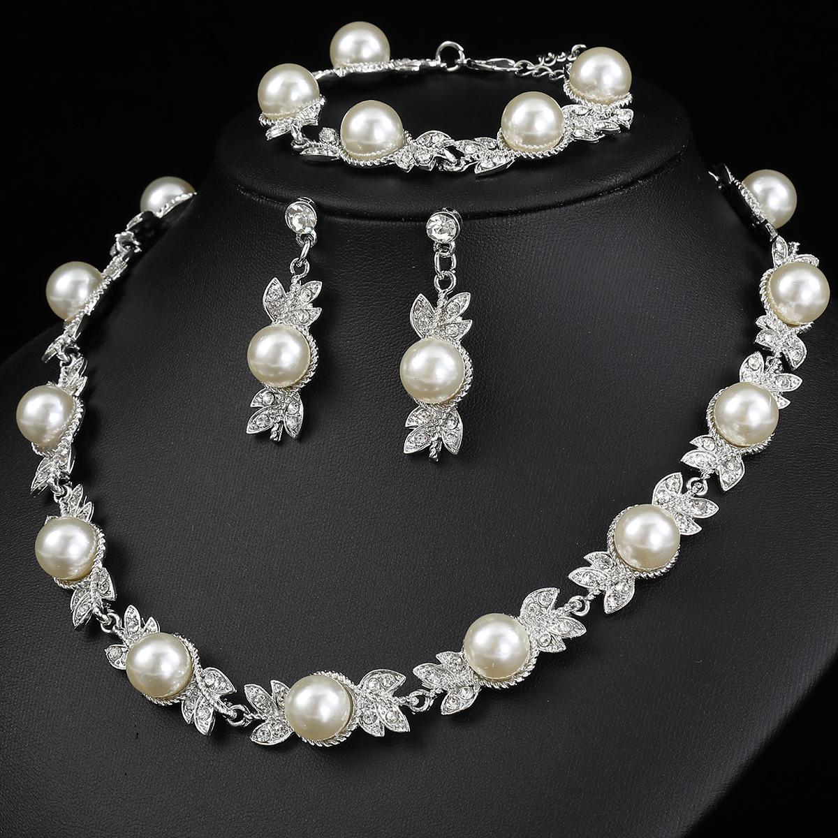 Fashionable women s necklace, bracelet, and earrings three-piece set. Beaded necklace, bracelet, earrings серебряный