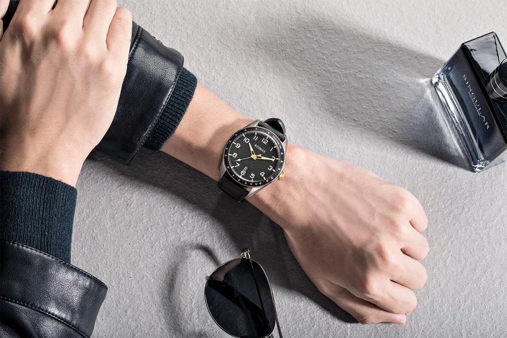 Fashion Quartz Watch with Black Leather Strap and Silver Gray Waterproof Watch Men's