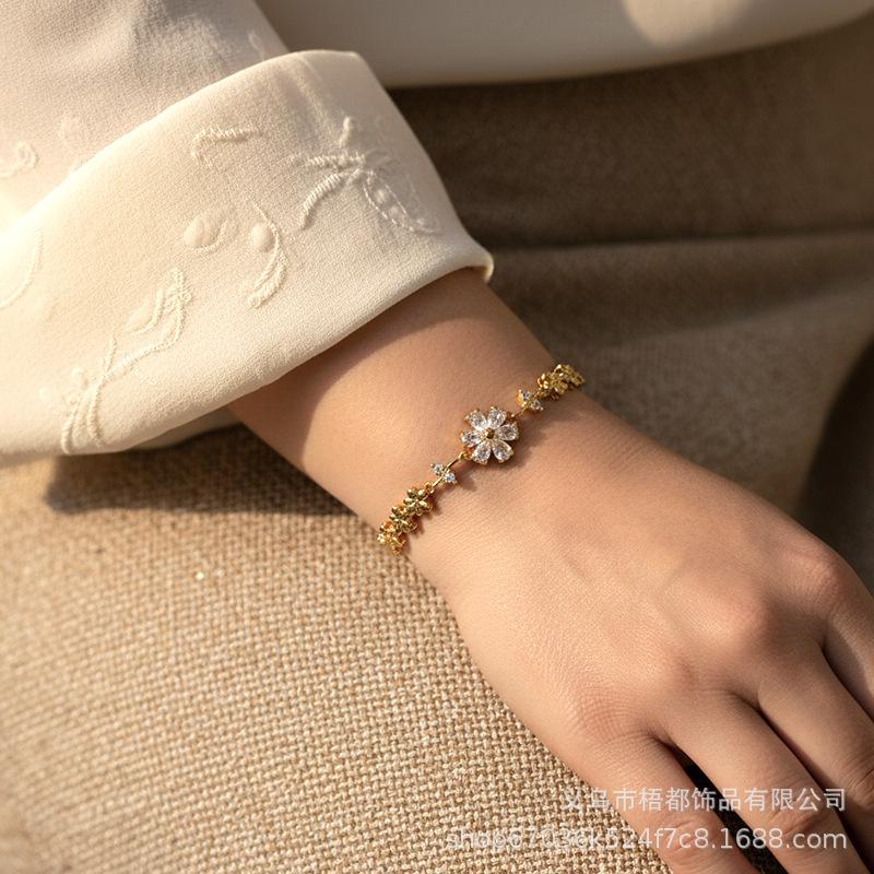 Elegant Flower Zircon Bracelet - Women s Luxurious Copper Jewelry for a Simple, Versatile Style Copper Zircon Bracelet шампанского/золотой