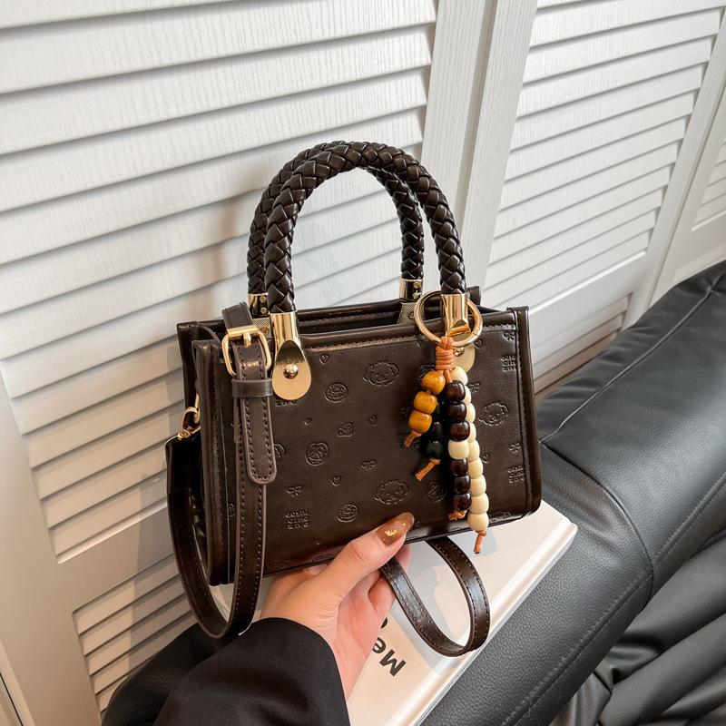 

2025 fashion casual personality shoulder messenger bag niche design trend women s bag autumn and winter new small square