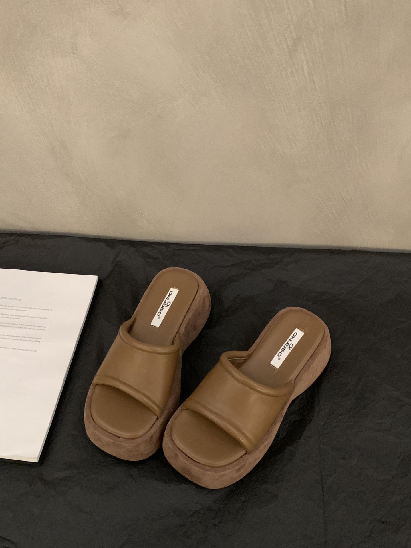 

Маленький человек на высокой толстой подошве крутые тапочки женская обувь лето 2025 новая носка черные тапочки на платформе с перемычкой 39 коричневый