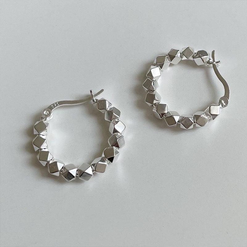 

Industrial Chic Lightweight Shimmering Silver Hoop Earrings – Niche Design with Ins-Inspired Minimalistic Style