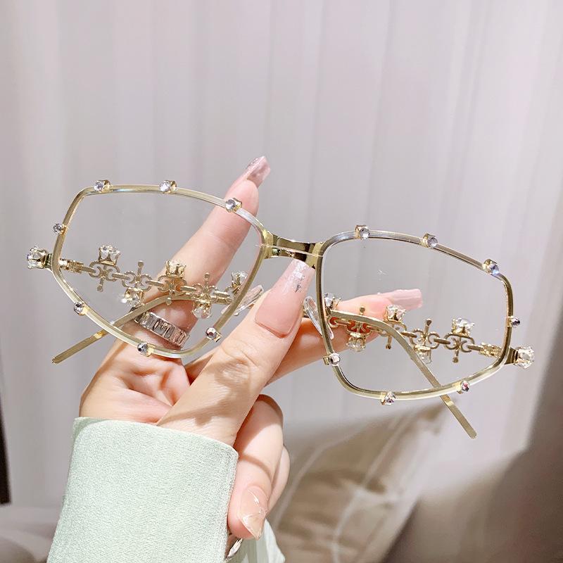 

Солнцезащитные очки Design Sense с бриллиантовой инкрустацией в оправе Street Shot с большой оправой