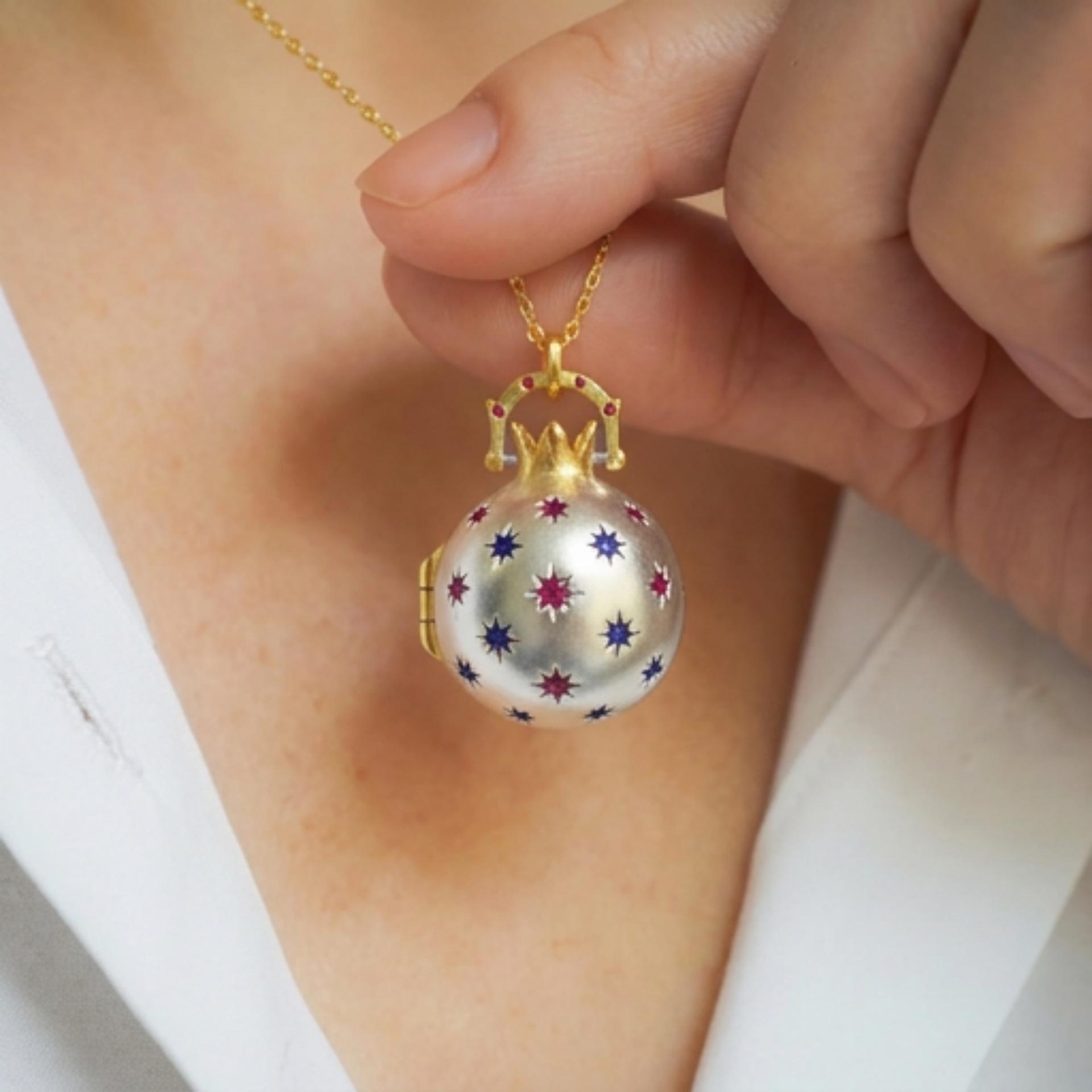 

Retro Pomegranate Can Be Opened And Closed Pendant Shape Personalized Star Copper Color Retention Electroplating Necklace Gift