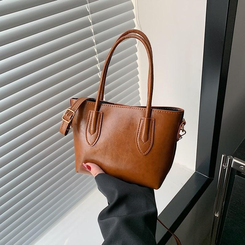 

Retro large-capacity bag women s 2025 new trendy Korean niche tote bag versatile simple shoulder armpit bag коричневий
