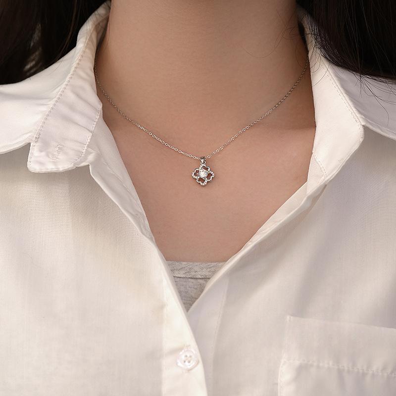 Diamond Inlaid Four Leaf Grass Necklace, Light Luxury and High Grade, Exquisite Collar Chain, Fashion Commuting Daily Style