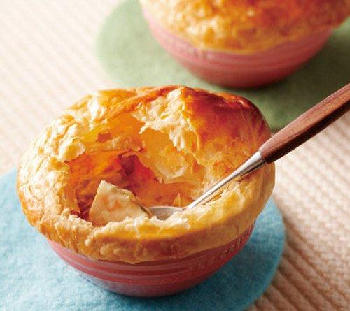 Le Creuset Rice Cherry Heat and Cold Microwave and Oven Safe Japanese Bowl, Red, Resistant, [Authorized Product]