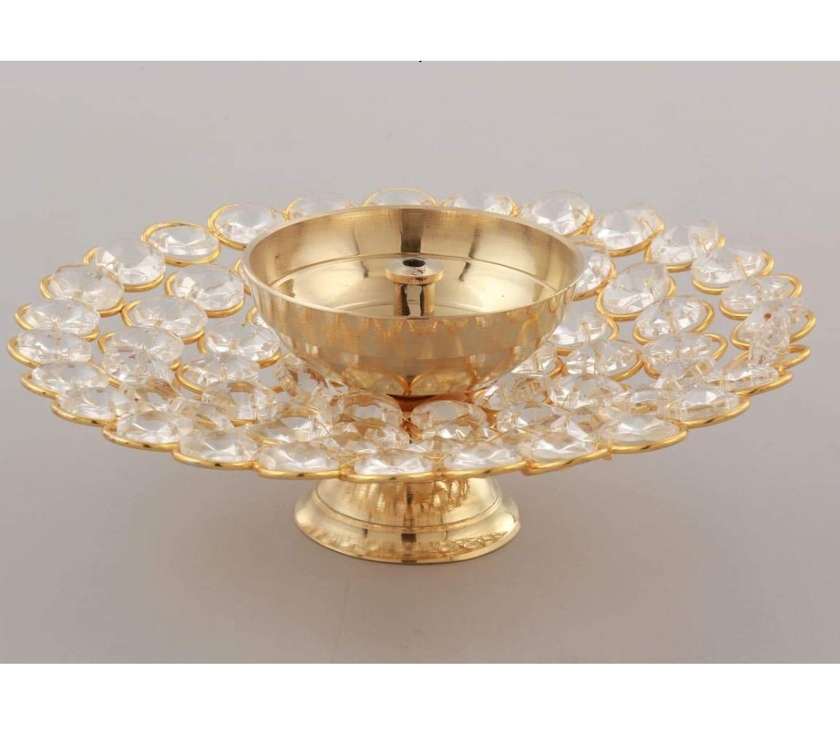 

Маленькая хрустальная Акханд Дия Латунная масляная лампа для пуджи для дома, офиса, подарков, предметы для пуджи, декор (Золотой, 3,5 X 1,5 дюйма) (DFBS144-Маленький) Onesize