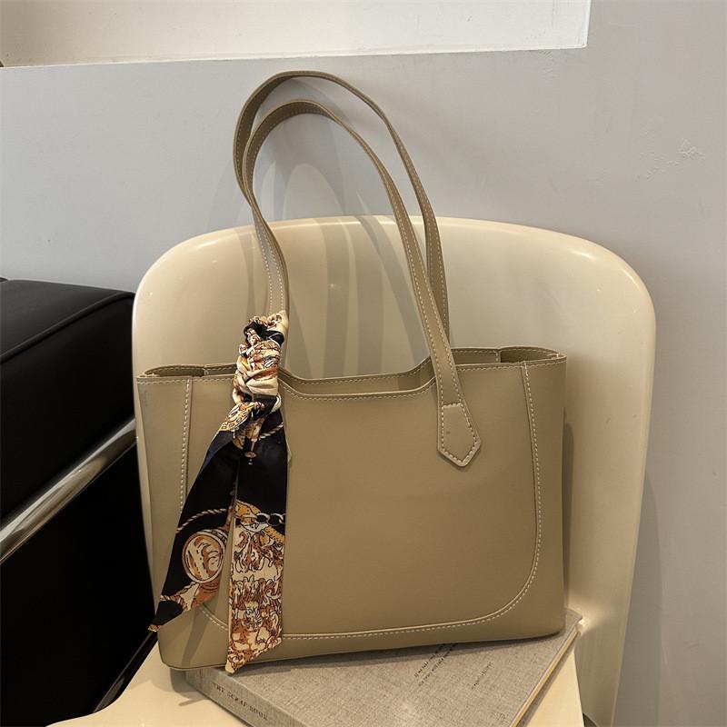 Chic Large Capacity Women's Tote Bag Trendy Design With Stylish Zipper Closure