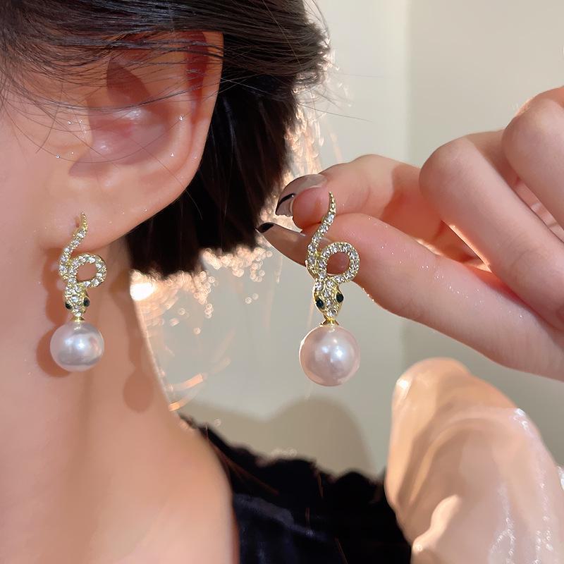 

«Элегантные серьги в виде змеи со знаком зодиака»: Роскошный дизайн с бриллиантами и жемчугом для женщин. A2121 золотой