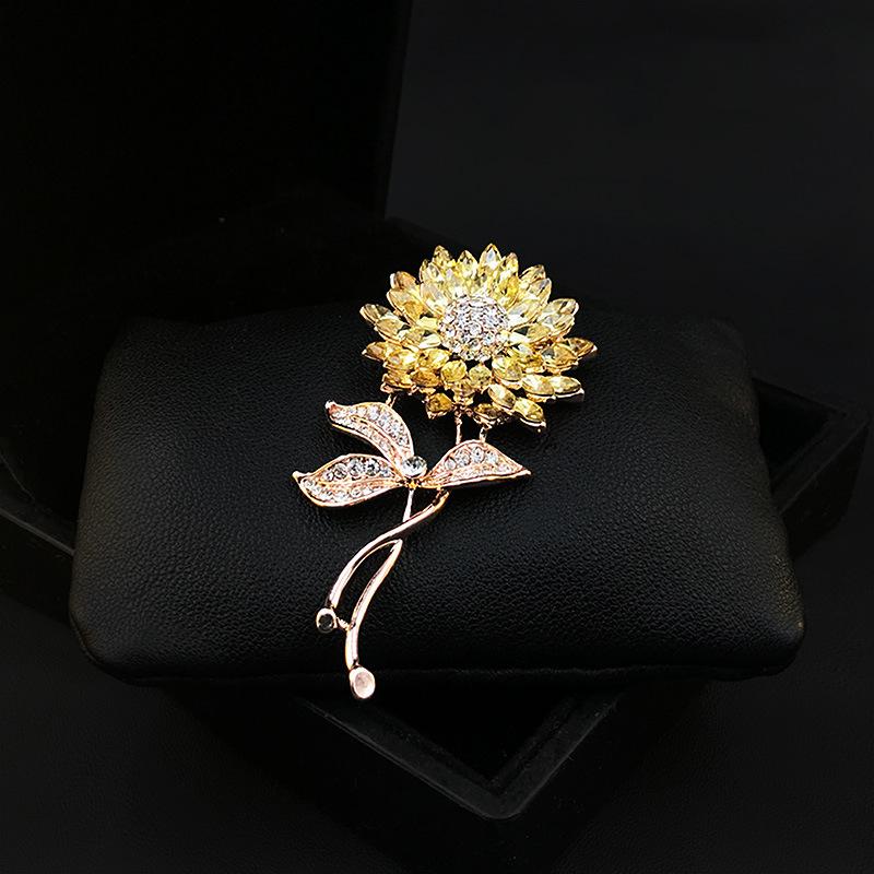 The Sunflower Luxury Brooch Women's High-end and Niche Brooch Suit Won The Championship In One Fell Swoop