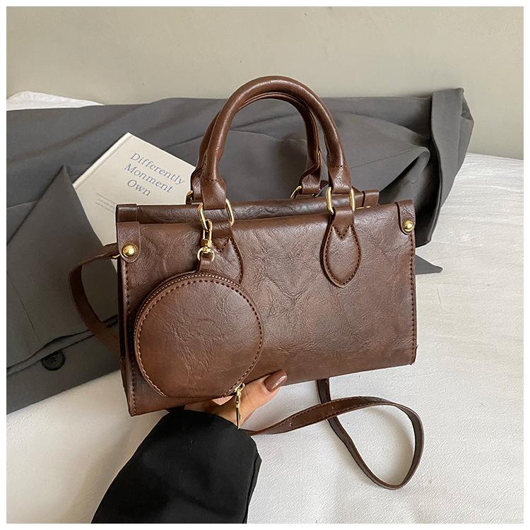 

Осень 2025 новая сумка женская трендовая повседневная простая сумка-мессенджер популярная женская сумочка для поездок на работу маленькая квадратная сумка