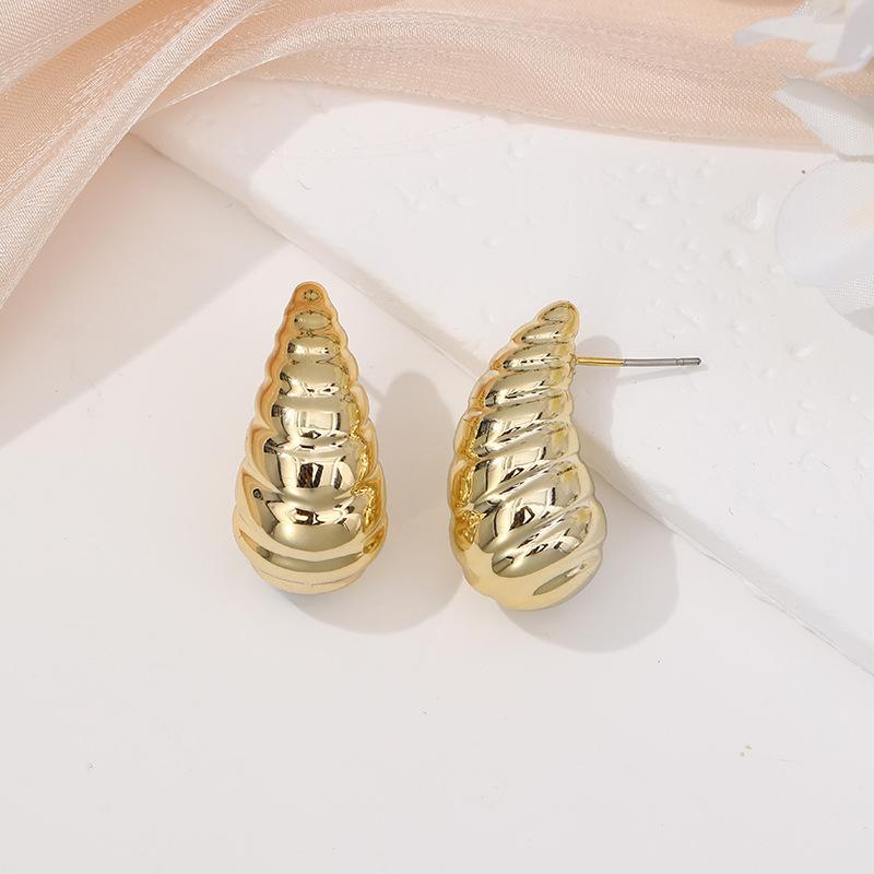 Creative gold stud earrings light luxury earrings niche design sense gold stud earrings high sense earrings jewelry accessories