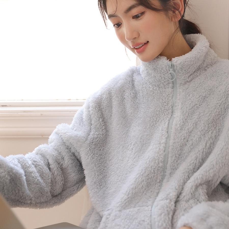 Pár modelů podzimního a zimního společenského oblečení, kardigan na zip lze nosit i mimo pyžamo, oboustranně polstrované teplé společenské oblečení