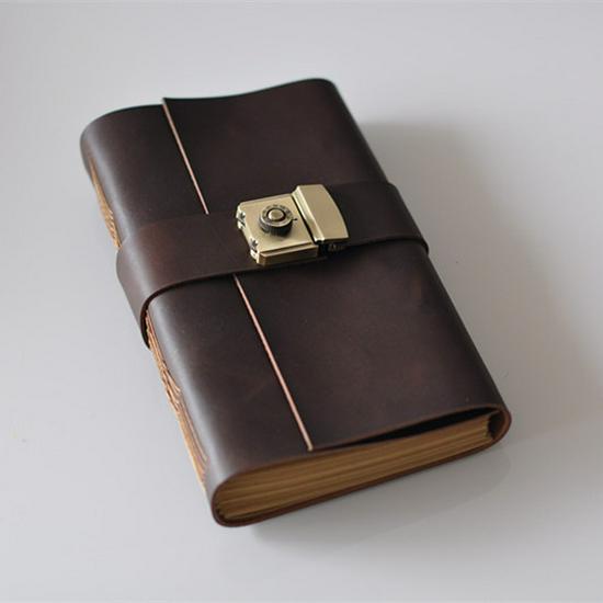 

Handmade Cowhide Travel Diary with Combination Lock - Retro Notebook Journal синій