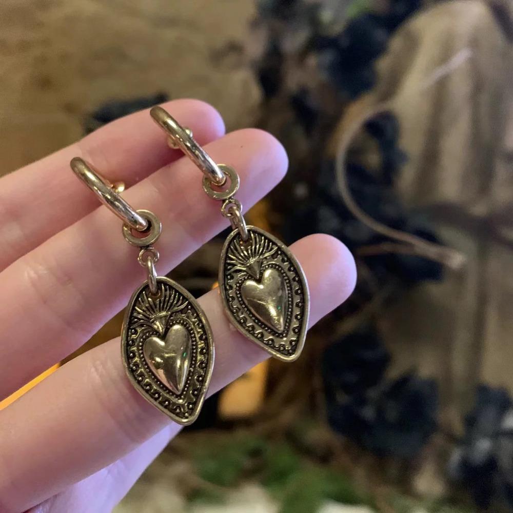 Bohemian Retro Gold Color Shield Heart-shaped Relief Pendant Dangle Earrings for Women Personality Trendy Jewelry Accessory Gift