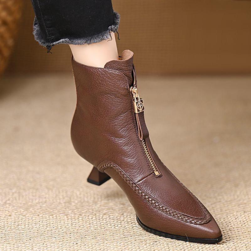 Short Boots for Women, Fashionable Shoes for Autumn and Winter Seasons.