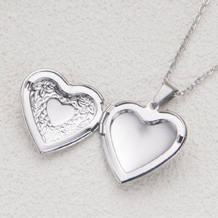 Metal Necklace with Heart Shaped Locket Pendant Adjustable Neckchain Ornament
