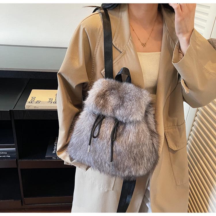 Pluszowy plecak: Modny styl jesienno-zimowy, casualowy i wszechstronny, wysokiej klasy puszysty design o dużej pojemności