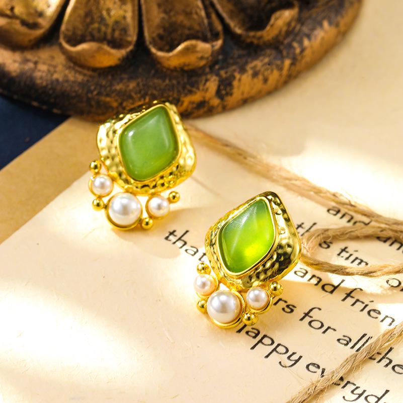 Elegant Retro Pearl Stud Earrings with Silver Needle - Women's High-End Autumn Winter Fashion