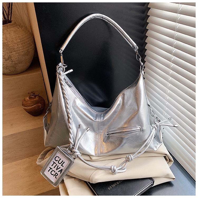 

Commuter large-capacity bag women s spring new versatile messenger bag fashionable shoulder underarm tote bag серебряный