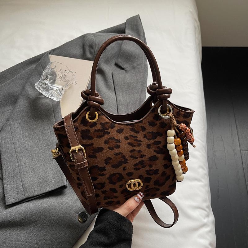 Premium sense retro small bag women 2025 new fashion versatile messenger bag exquisite super fire handbag bucket bag