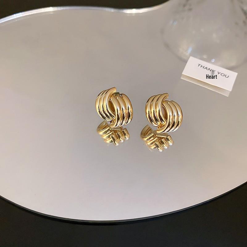 Silver Needle Irregular Stud Earrings: Retro European-American Style for Daily Versatile Wear with a High-End Luxurious Appeal.