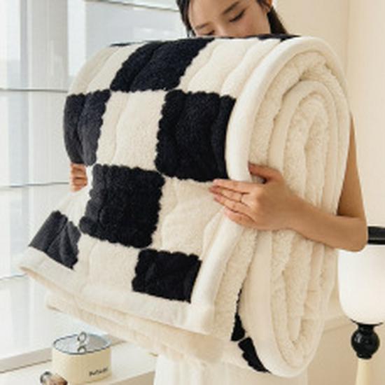 Checkerboard Double-Sided Fleece Blanket for Car, Sofa, Camping – Autumn/Winter Thickened