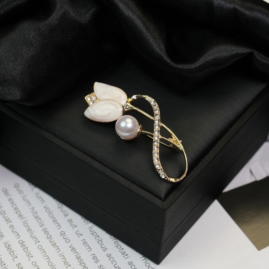 Elegant Versatile Light Luxury Corsage Brooch with Niche Design - Anti-Exposure Pin