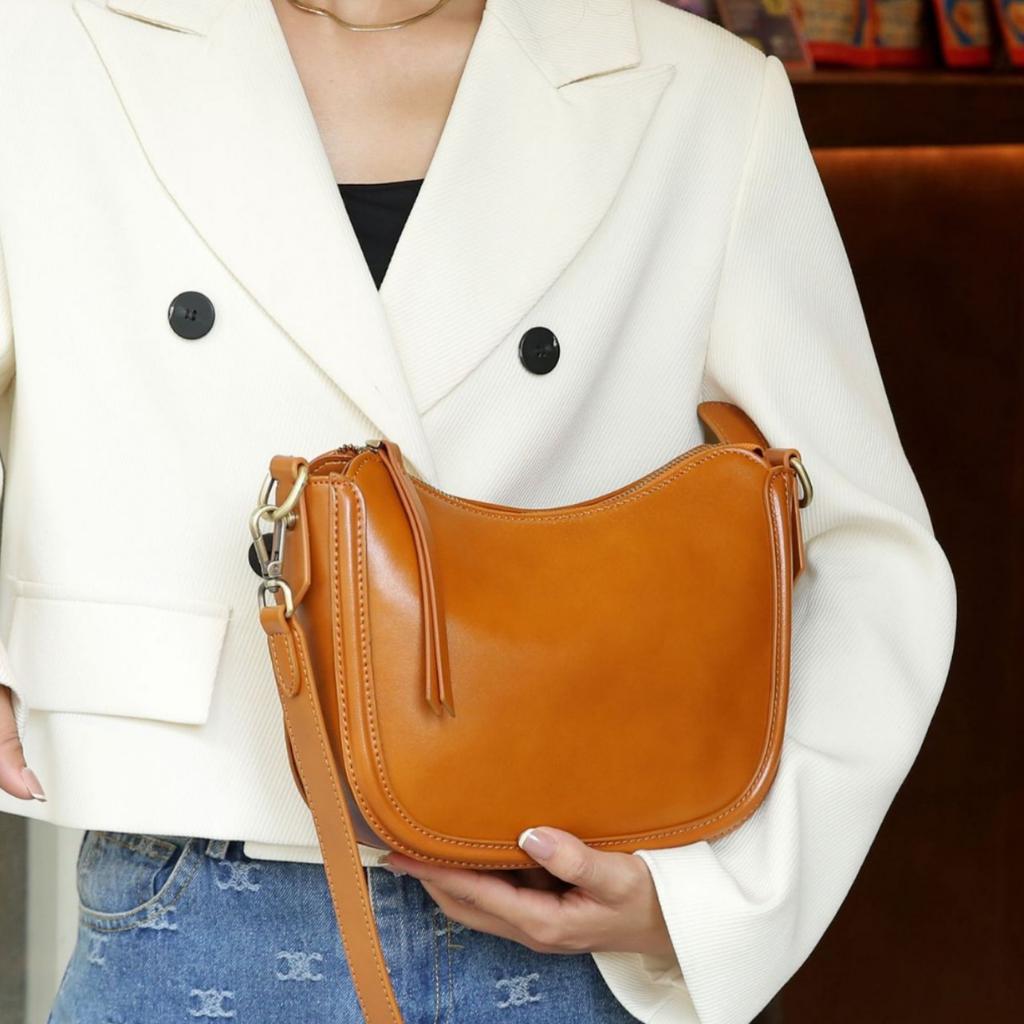Cowhide Niche Versatile Women's Bags, Shoulder Messenger Bags, Simple Women's Bags, Zipper Dumplings, Crescent Bags.