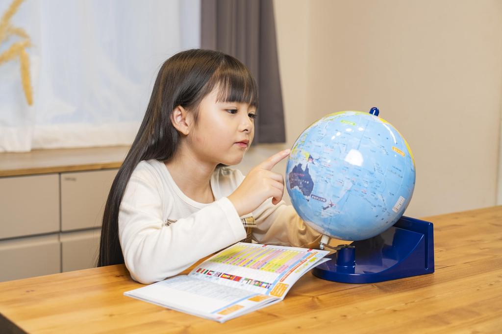 Kumon Publishing (KUMON PUBLISHING) Discover Unknown Countries Quickly with the Kumon Globe SC-11, an Educational Toy for Ages 6 and Up.