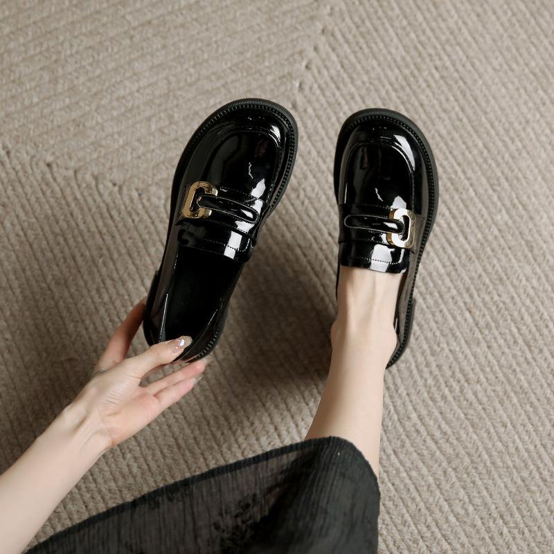 

Маленькие кожаные туфли в британском стиле, женские весенние лоферы на толстой подошве, новые универсальные туфли из лакированной кожи с яркой поверхностью на толстом каблуке