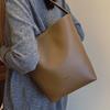 High-quality Tote Bag New Large-capacity Commuter Shoulder Bag for Women Retro Versatile Niche Bucket Bag