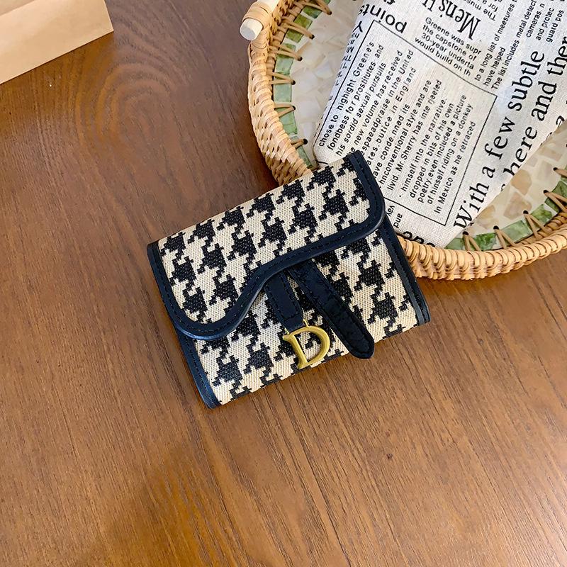 

Европейский и американский ретро кошелек тройного сложения: Женский короткий стиль с большой вместимостью, D-образным кольцом и множеством отделений для карт.