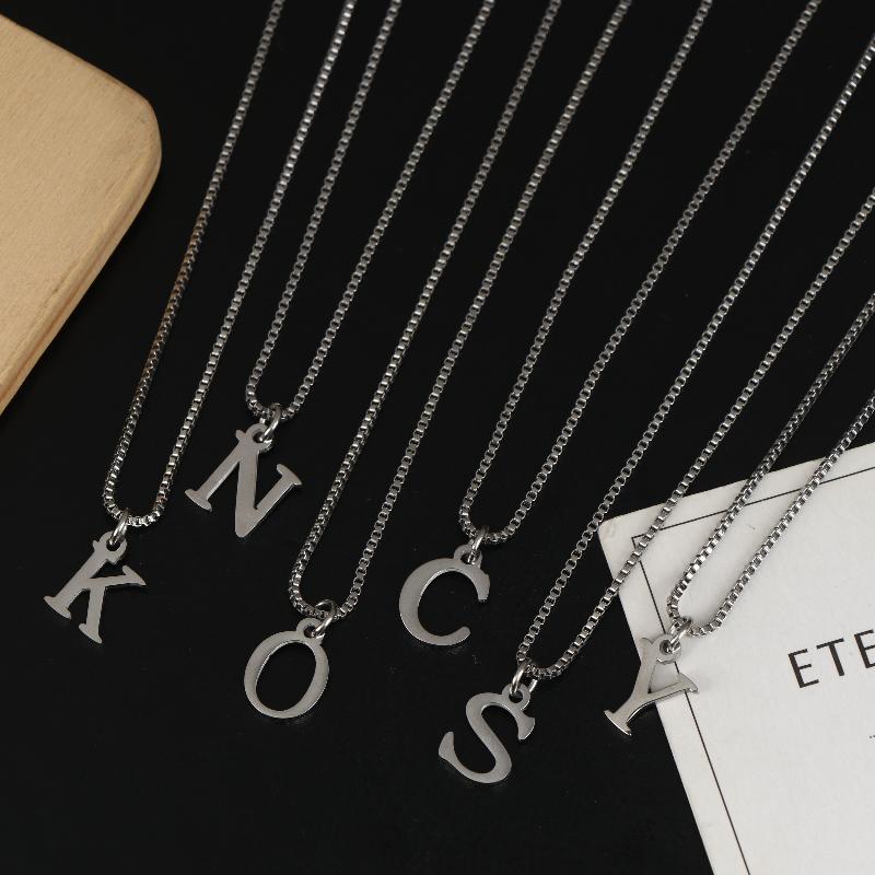 Naszyjniki z wisiorkami z literami A-Z Stal nierdzewna Prosty naszyjnik Stylowy Dla Kobiet Mężczyzn Codzienna biżuteria Prezenty